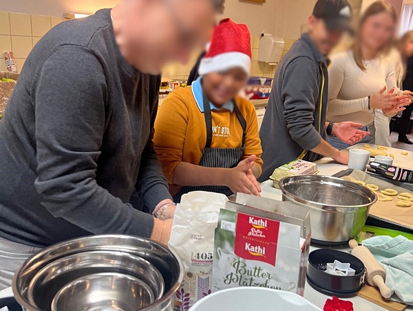 Netto-Auszubildende zeigten den Jungs im Antoniushaus Plätzchen-Rezepte